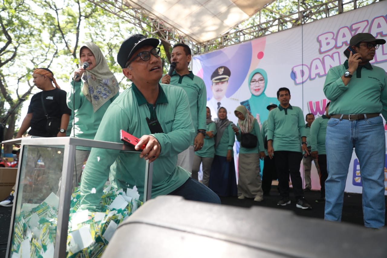 Foto 14 dari 28: Jalan Santai Bersama Warga Taman, Wali Kota : Perayaan Ini Untuk Masyarakat