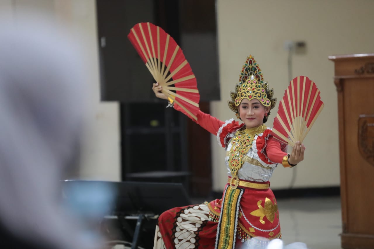 Foto 3 dari 8: Beri Arahan Parenting ke Orang Tua Siswa, Wali Kota Sampaikan Pentingnya Pendidikan Keluarga