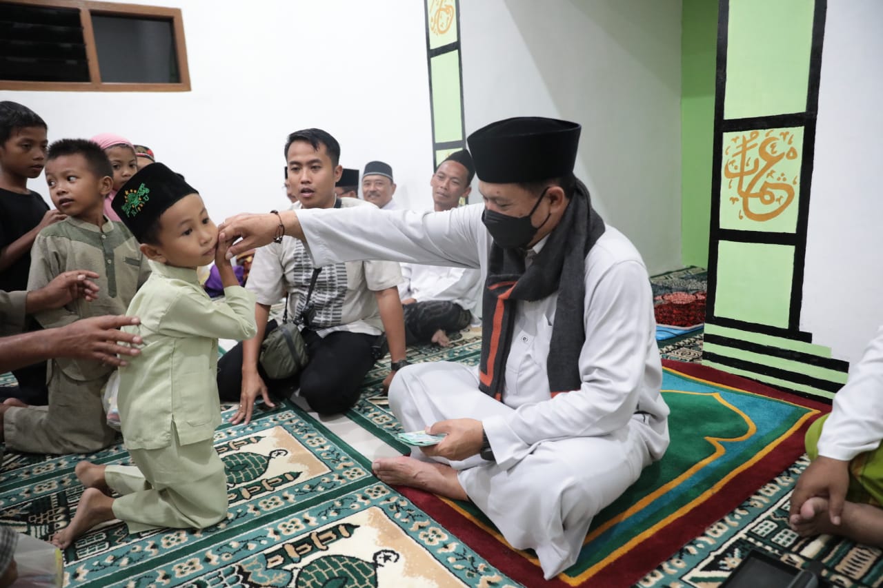 Foto 12 dari 13: Gelar Salat Isya di Masjid Al Amin Kelurahan Demangan, Wali Kota Maidi Sampaikan Pembangunan dan Salurkan Bantuan
