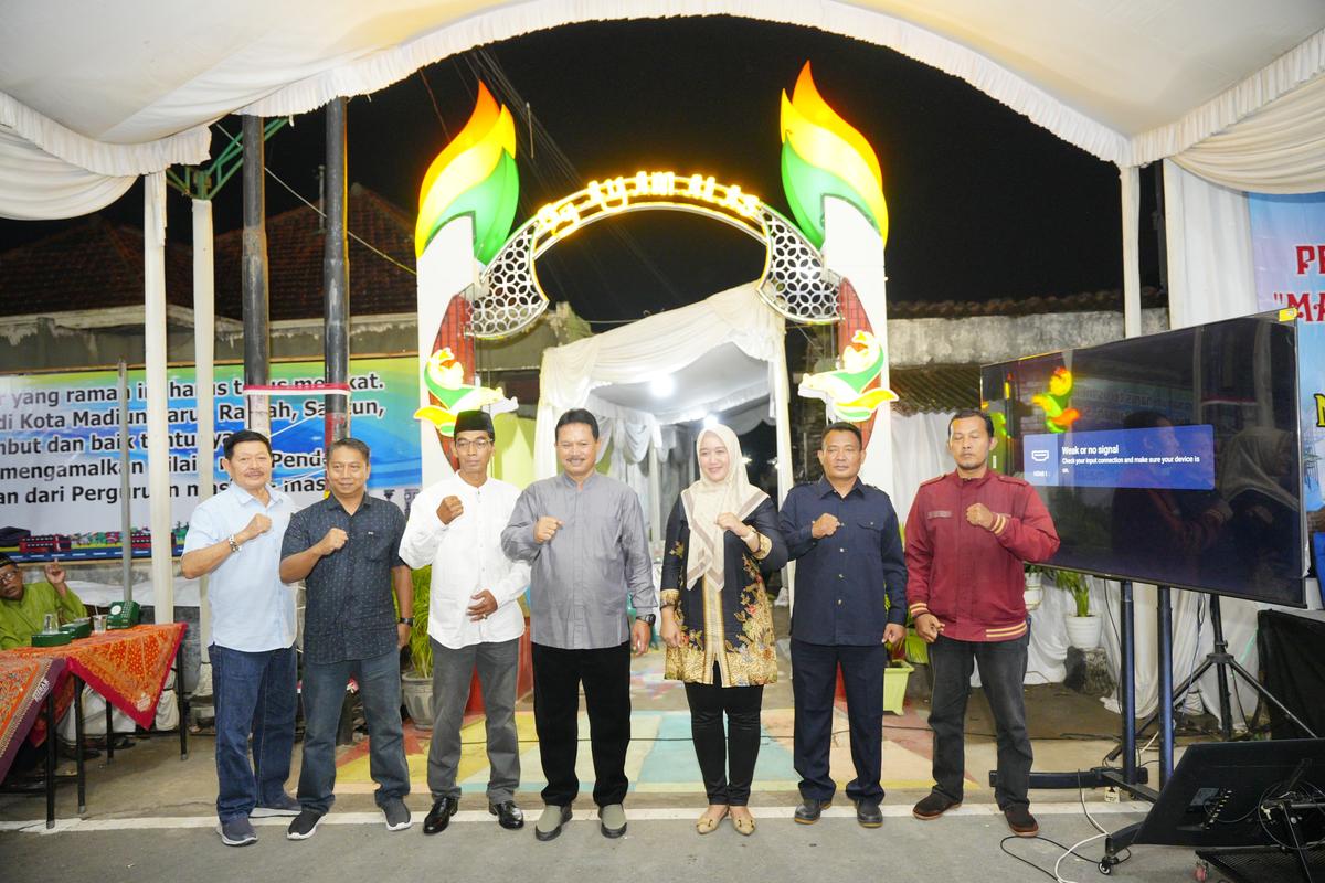 Foto 8 dari 8: Resmikan Gapura Gang Ayam Alas, Wali Kota Harap Jadi Penyemangat Warga Untuk Tingkatkan Pembangunan