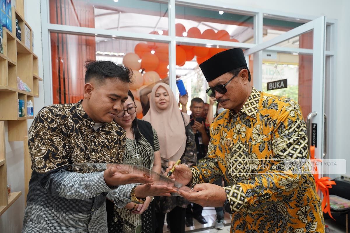 Foto 1 dari 9: Hadiri Grand Opening MJ Optik, Wali Kota Apresiasi Pengusaha Ikut Ramaikan Pelayanan Kesehatan Mata