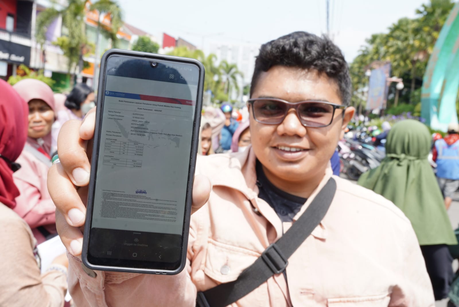 Foto 5 dari 9: Animo Tinggi, Warga Padati Mobil Kas Keliling BI Di Alun-alun Kota Madiun