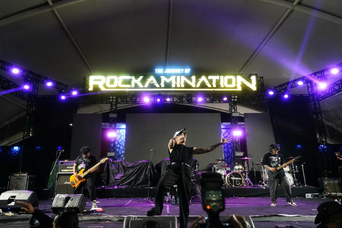 Foto 16 dari 19: Road To Rockamination 3, Musik Cadas Menggema di Pusat Kota