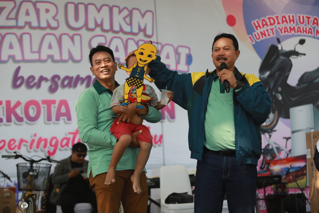 Foto 8 dari 28: Jalan Santai Bersama Warga Taman, Wali Kota : Perayaan Ini Untuk Masyarakat