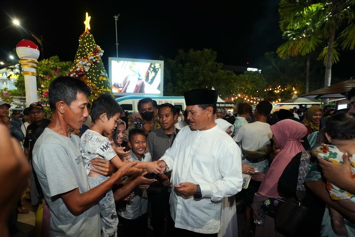 Berbagi Kebahagiaan, Wali Kota Bagikan Sembako Hingga Voucher Belanja di Bazar UMKM