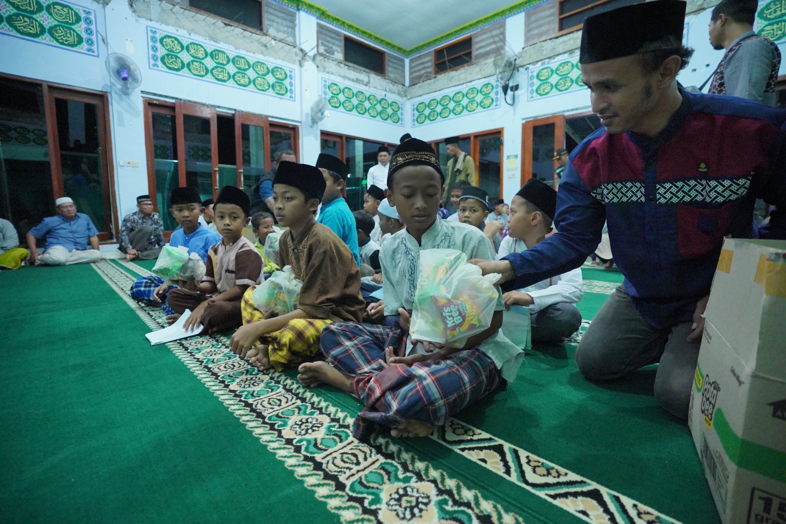 Foto 7 dari 10: Safari Ramadan Salat Tarawih di Masjid Baitul Jannah, Wali Kota Juga Sampaikan Pembangunan Kepada Jamaah