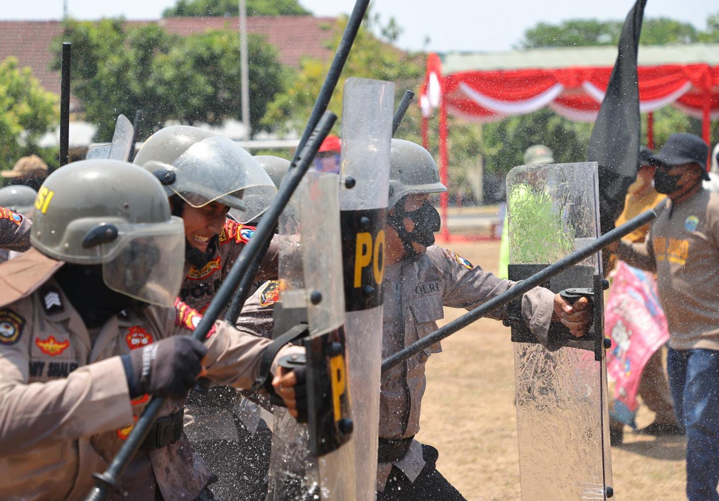 Foto 4 dari 9: Ada ‘Kerusuhan’ di KPU Kota Madiun, Polisi Berhasil Kendalikan Situasi dan Amankan Perusuh