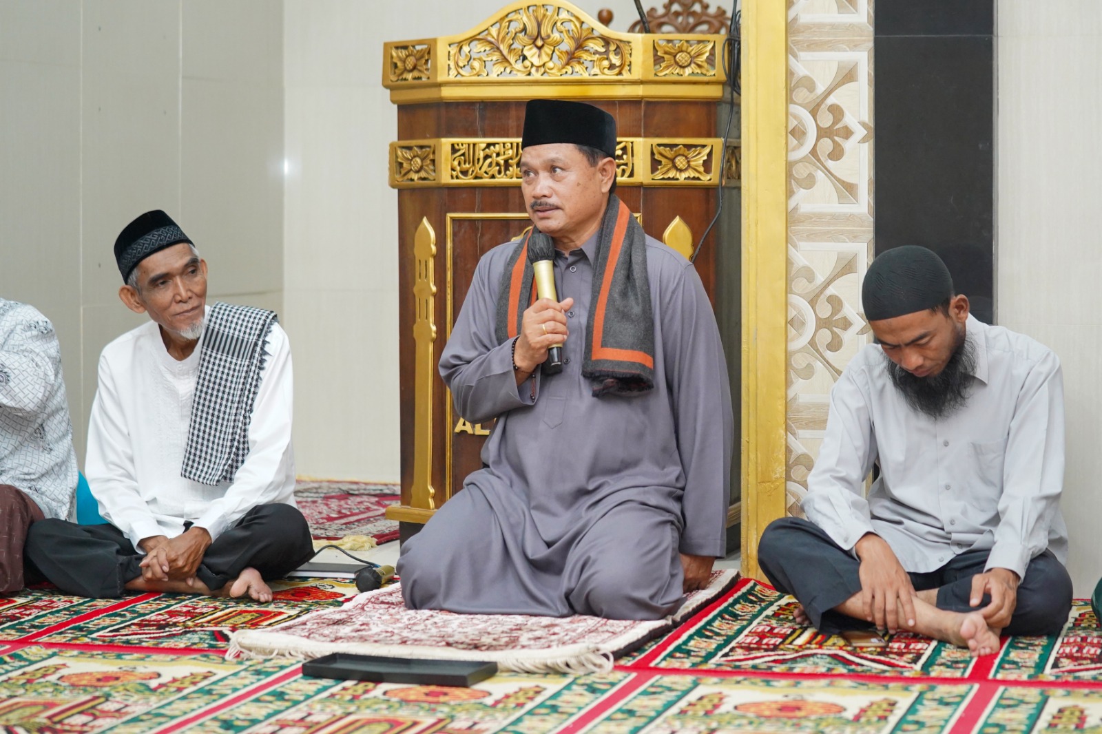 Foto 3 dari 10: Salat Isya di Masjid Al Muttaqin, Wali Kota Juga Salurkan Berbagai Bantuan