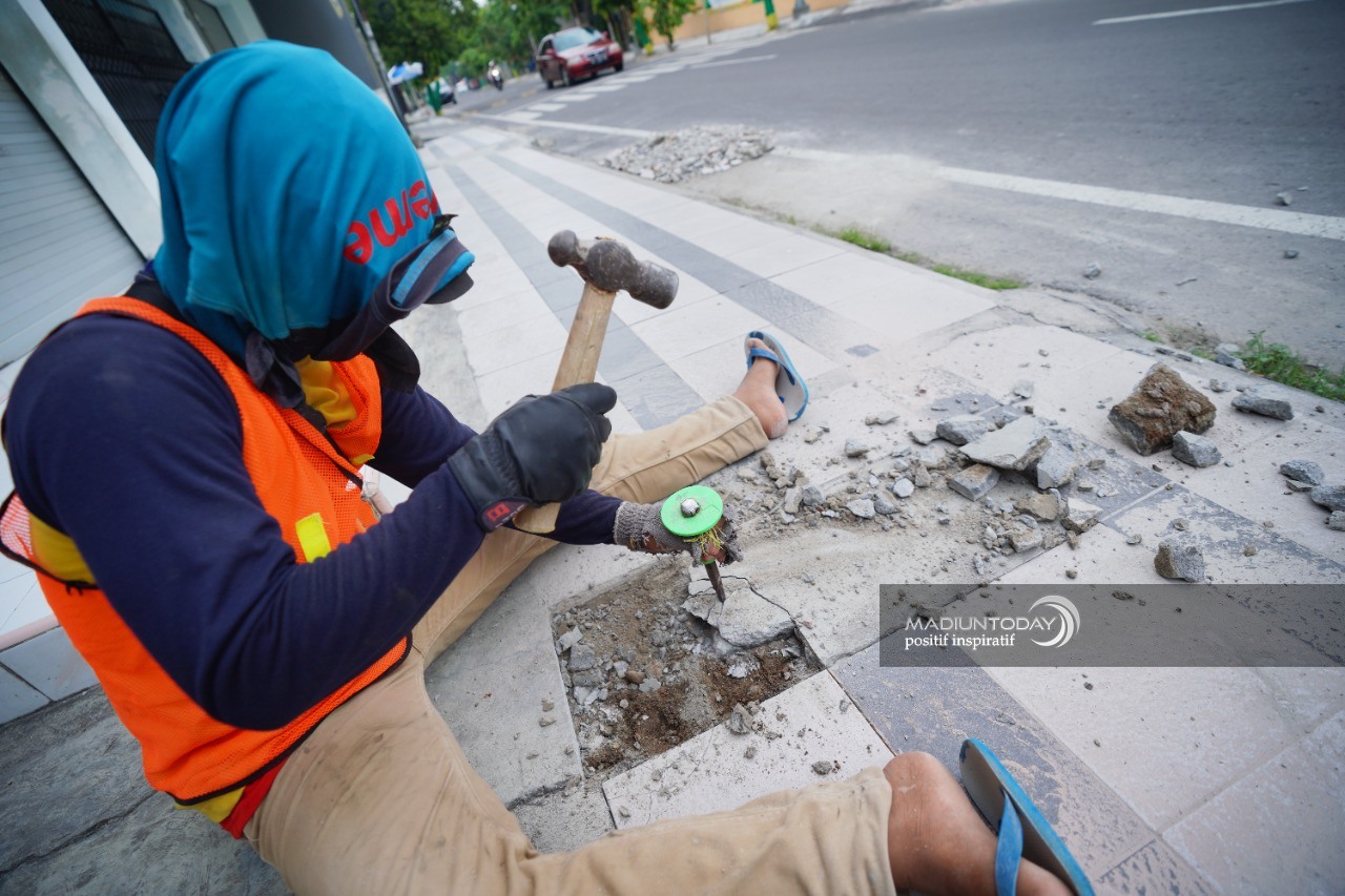 Foto 3 dari 6: Rehab Trotoar Juga Terus Jalan, Ada 16 Titik di APBD Perubahan