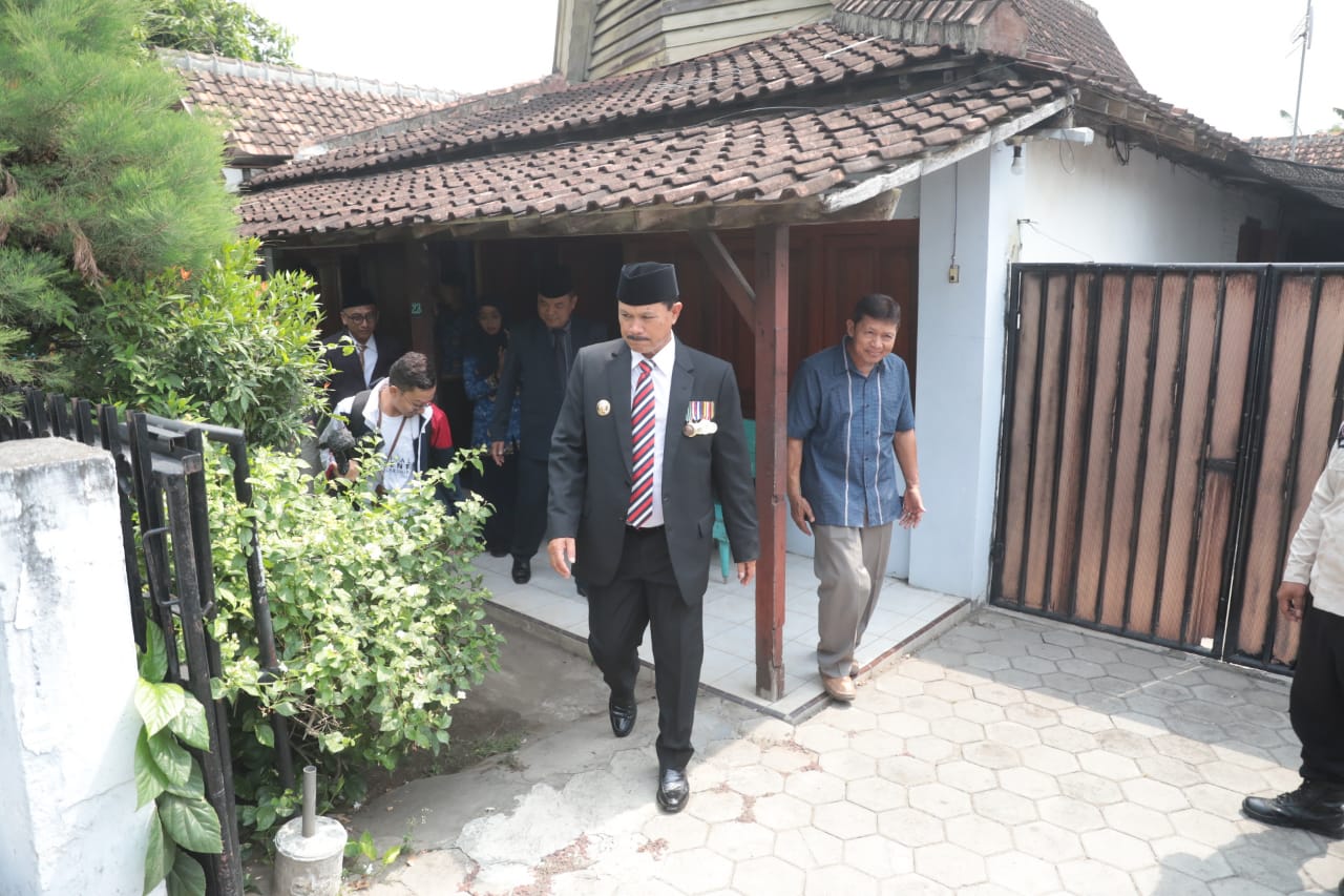 Foto 3 dari 3: Bentuk Penghormatan Bagi Pahlawan Negeri, Wali Kota Salurkan Tali Asih Bagi Janda Perintis