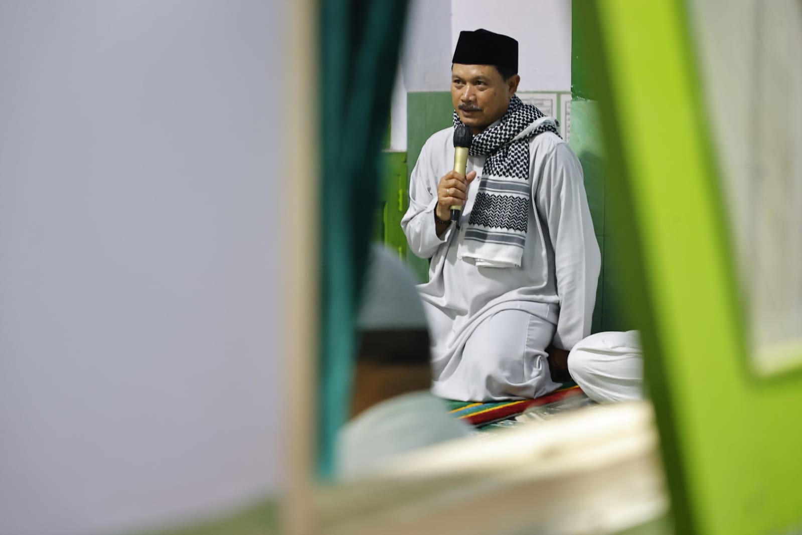 Foto 2 dari 10: Ibadah Sembari Serap Aspirasi, Wali Kota Ikuti Tarawih Bersama Warga Di Musala Jannatul Firdaus
