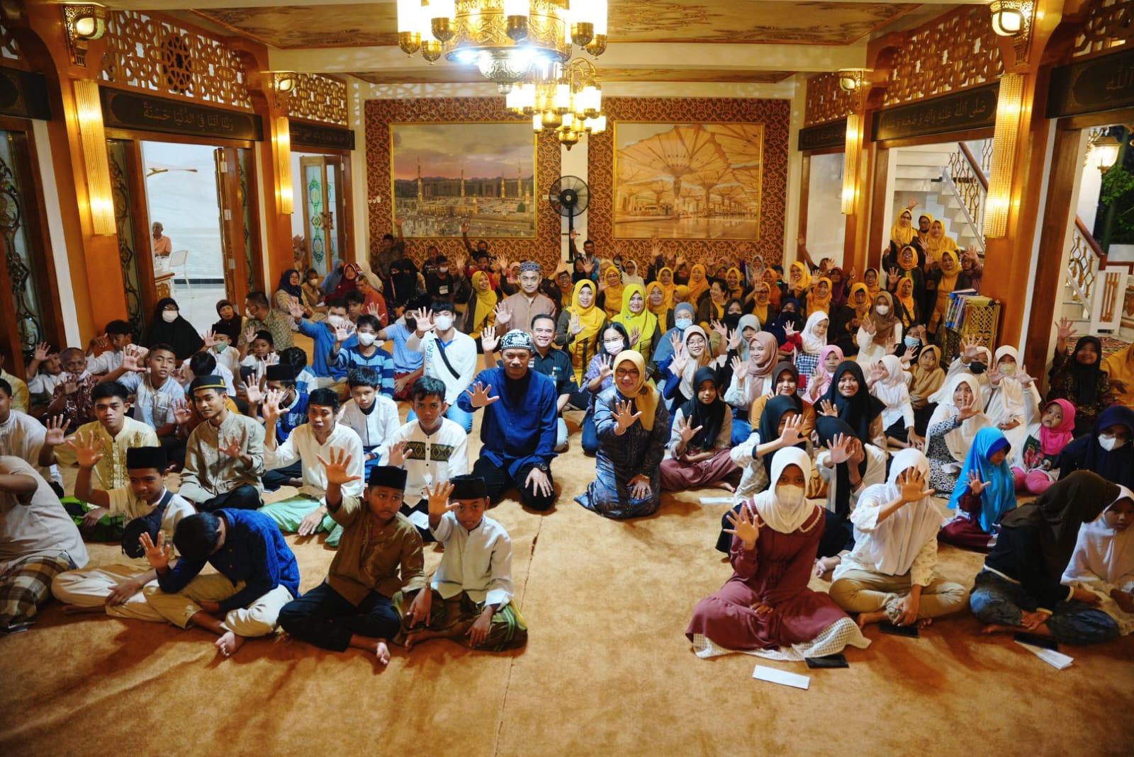 Foto 1 dari 10: Buka Bersama dengan Anak Yatim dan Disabilitas, Wali Kota Ingin Mereka Tetap Semangat dan Jangan Berkecil Hati