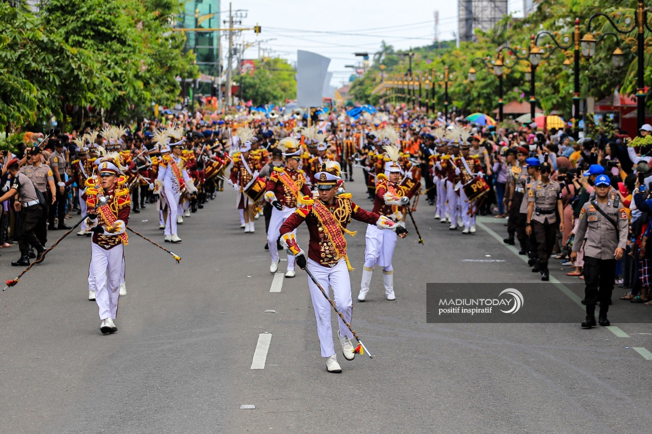 Foto 15 dari 19: Sukses Memukau Masyarakat, Aksi Drumcorps Pelopor Cenderawasih Akpol Dapat Apresiasi Wali Kota Maidi