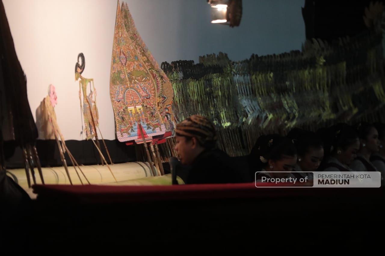 Foto 11 dari 13: Hadiri Pagelaran Wayang Kulit HUT 101 PSHT, Wali Kota: Pencak Silat Simpan Potensi Seni, Budaya, dan Ekonomi