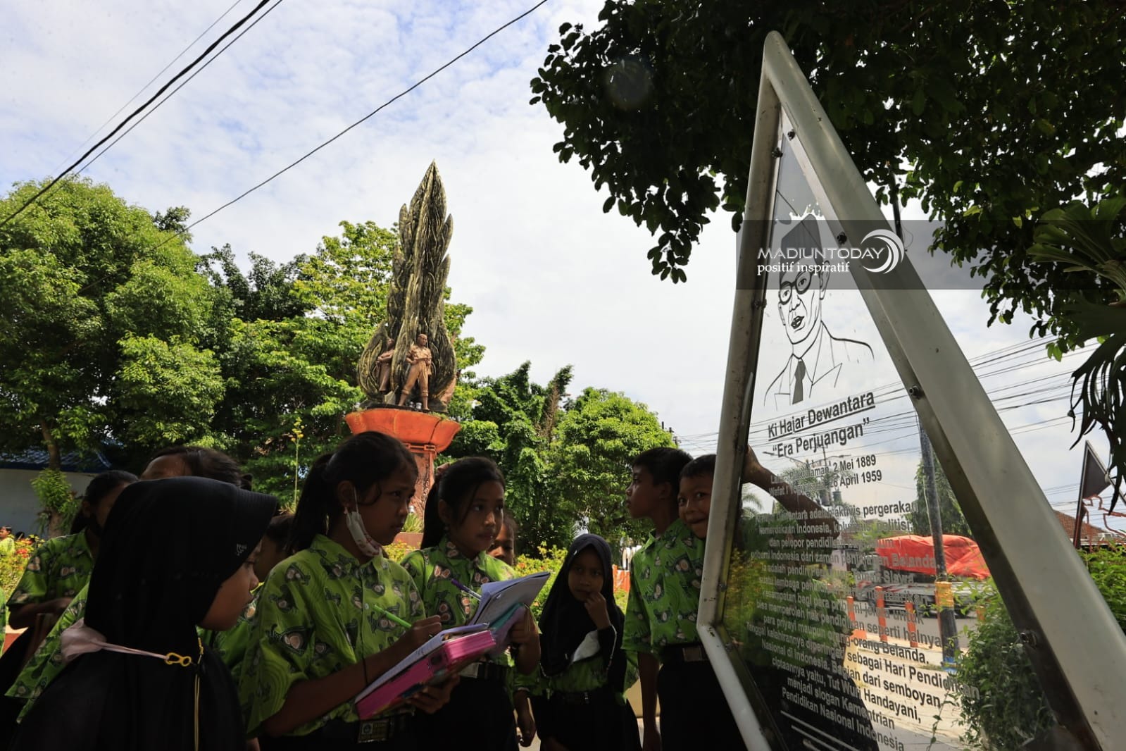 Lewat Diorama Taman Obor, Guru SDN Oro-oro Ombo Kenalkan Pahlawan Pada Siswa