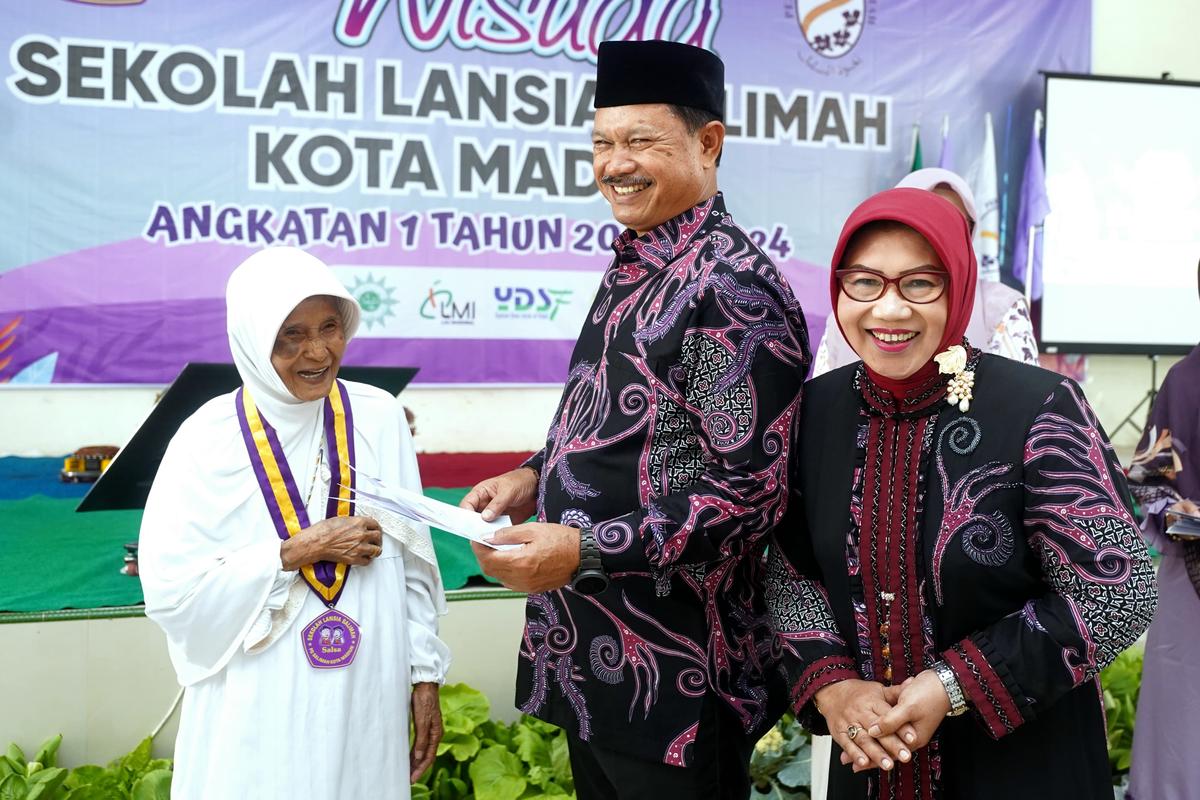 Foto utama berita: Hadiri Wisuda Sekolah Lansia Salimah, Wali Kota Harap Lansia Tetap Berdaya