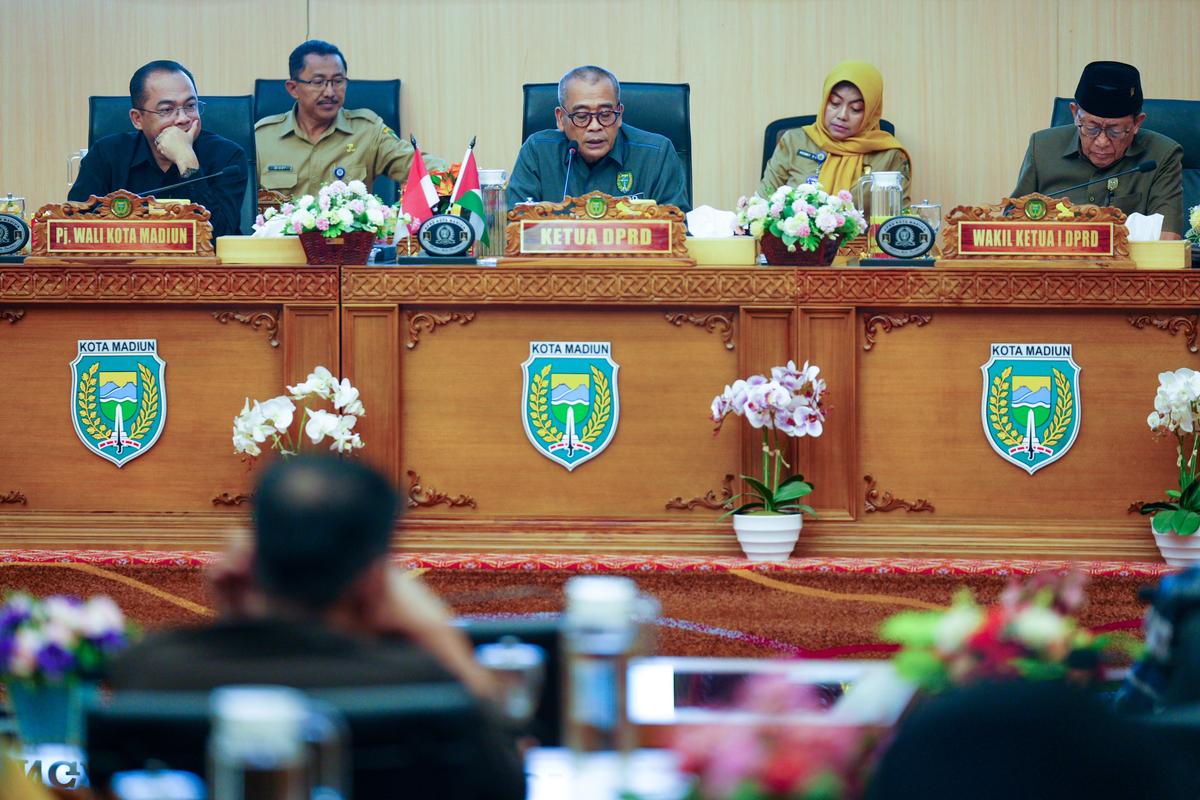 Foto 2 dari 8: Capai Rp 2 Triliun Lebih, Pj. Wali Kota Sampaikan Nota Keuangan Atas Raperda Kota Madiun Tentang APBD 2025