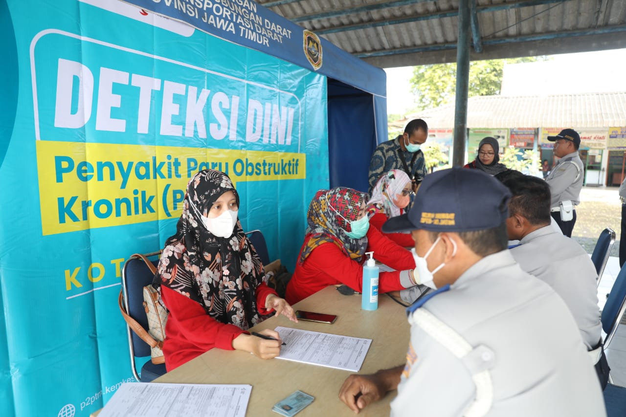 Foto 5 dari 10: Pantau Pemeriksaan Penyakit Paru Obstruksi Kronik Dinkes PPKB Di Terminal, Kemenkes Imbau Masyarakat Jauhi Asap Rokok