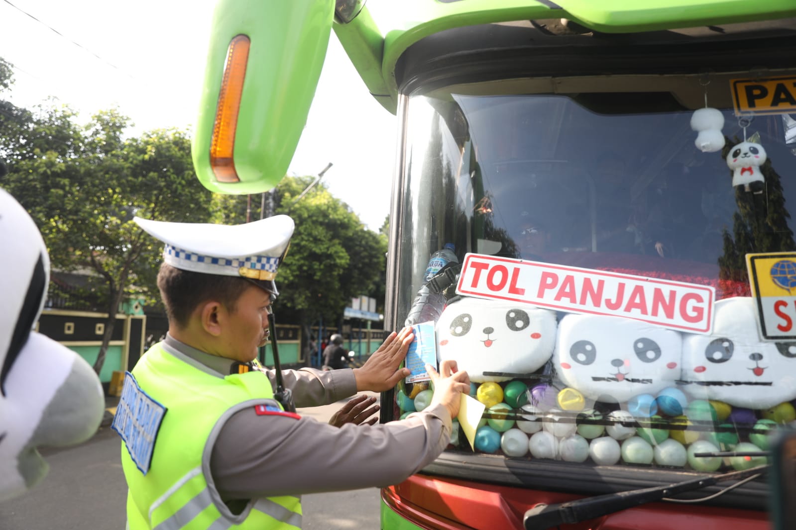 Foto 3 dari 7: Gelar Operasi Keselamatan, Satlantas Beri Reward Pengendara Yang Tertib Aturan
