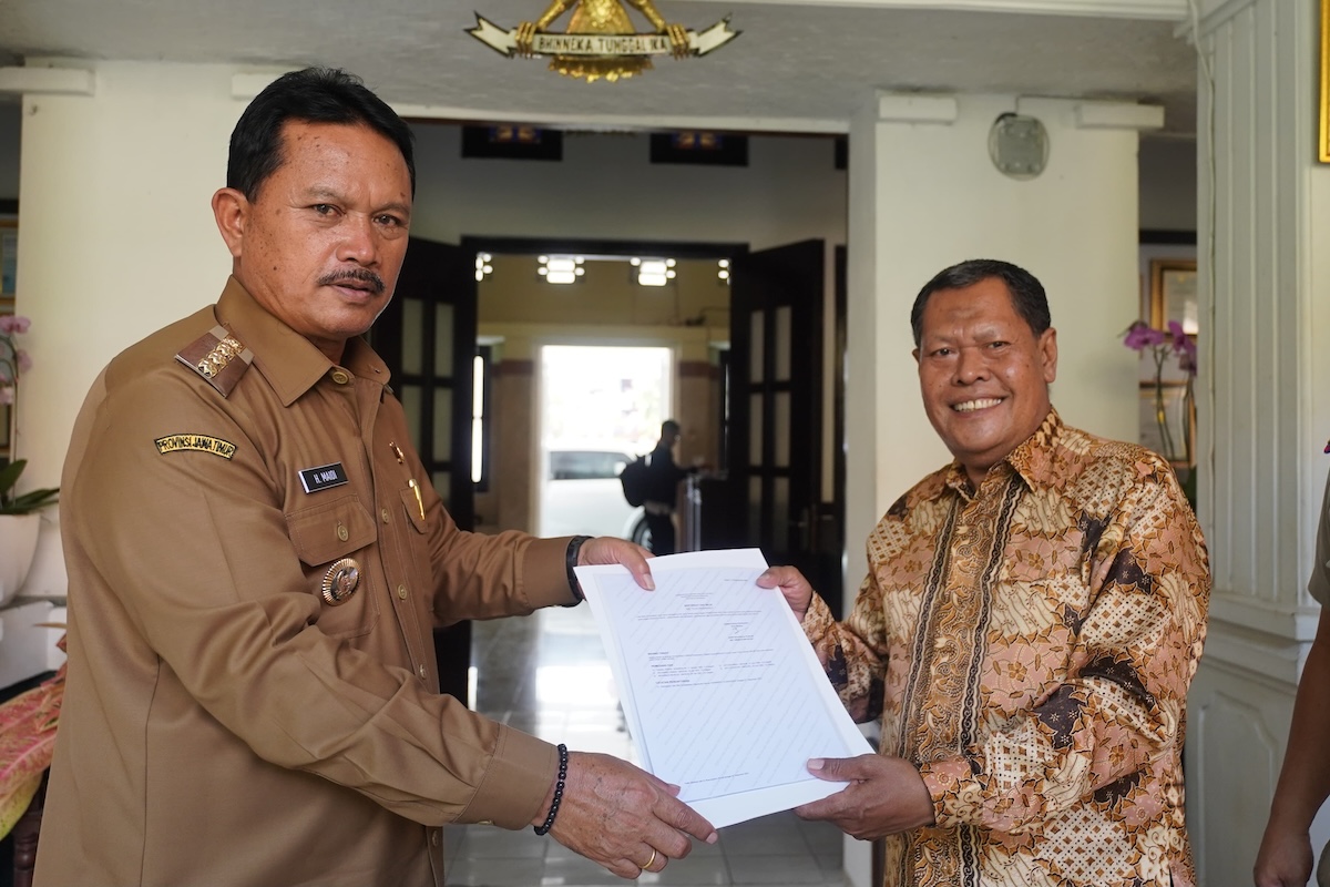 Foto 2 dari 9: Serah Terima Perdana Sertipikat Tanah Elektronik, Wali Kota Dr.Maidi: Pendataan Tanah Lebih Efektif