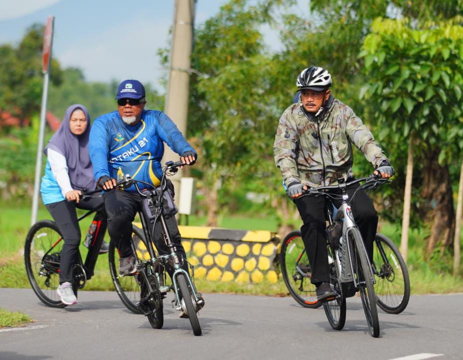 Foto 6 dari 10: Tinjau Lokasi Usulan Musrenbang di Tiga Kelurahan, Wali Kota Juga Berdialog dengan Masyarakat Bahas Pembangunan