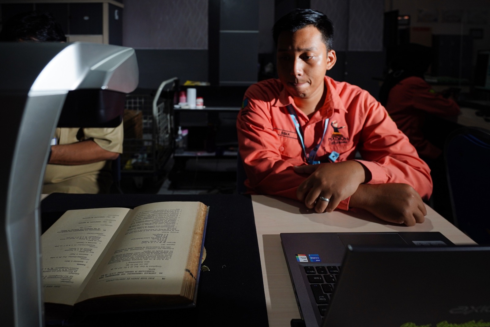 Foto 4 dari 7: Lindungi Arsip Kuno, Dispusip Lakukan Digitalisasi Koleksi Langka