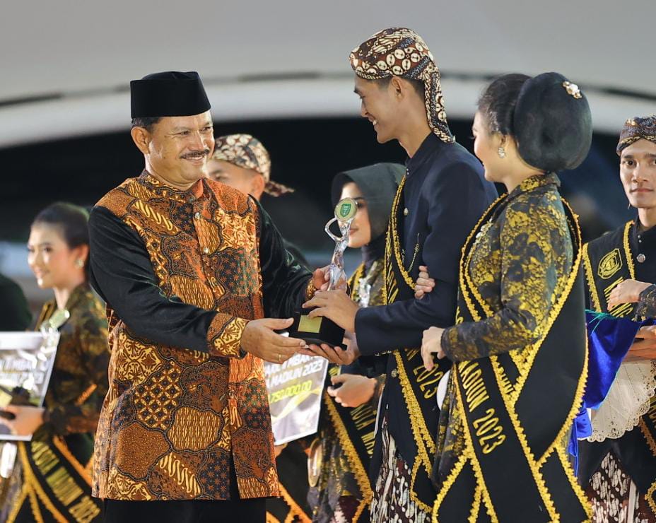 Foto 4 dari 8: Saksikan Grandfinal Kakang-Mbakyu 2023, Wali Kota Harap Duta Wisata Kuasai Banyak Bahasa untuk Madiun Mendunia
