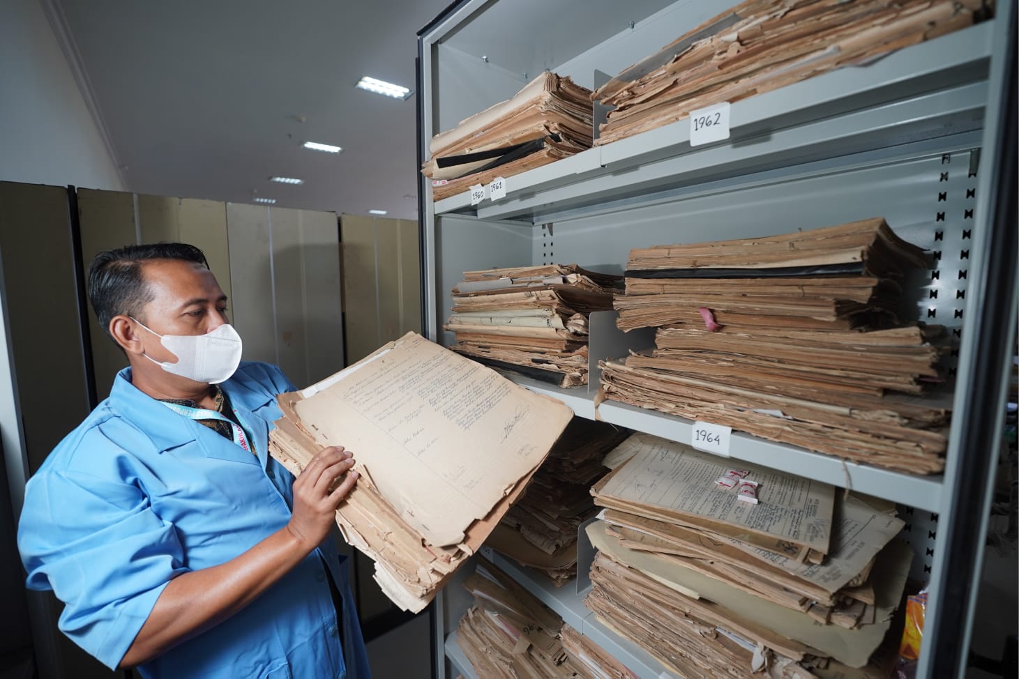 Bersama Dispusip, Dukcapil Kota Madiun Restorasi Arsip dari Tahun 1940