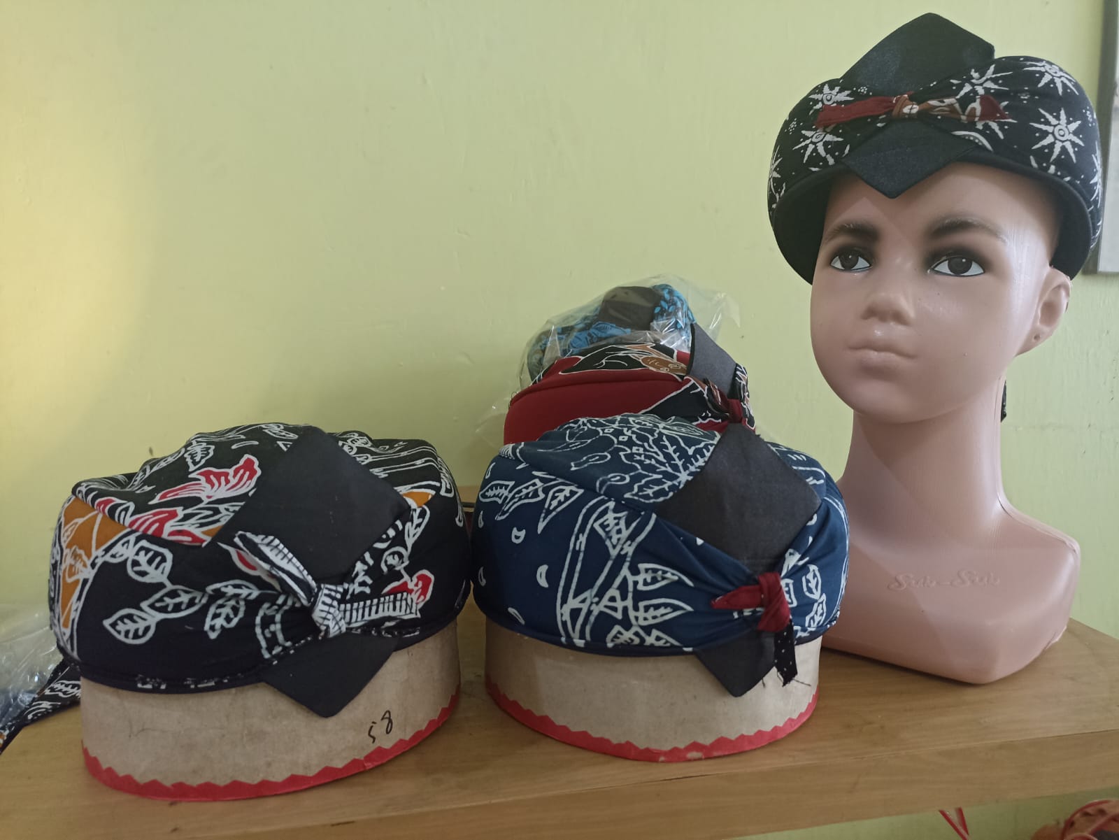 Foto 1 dari 3: Angkat Potensi Lokal, Budi Santosa Ciptakan Udeng Dari Batik Khas Kota Pendekar