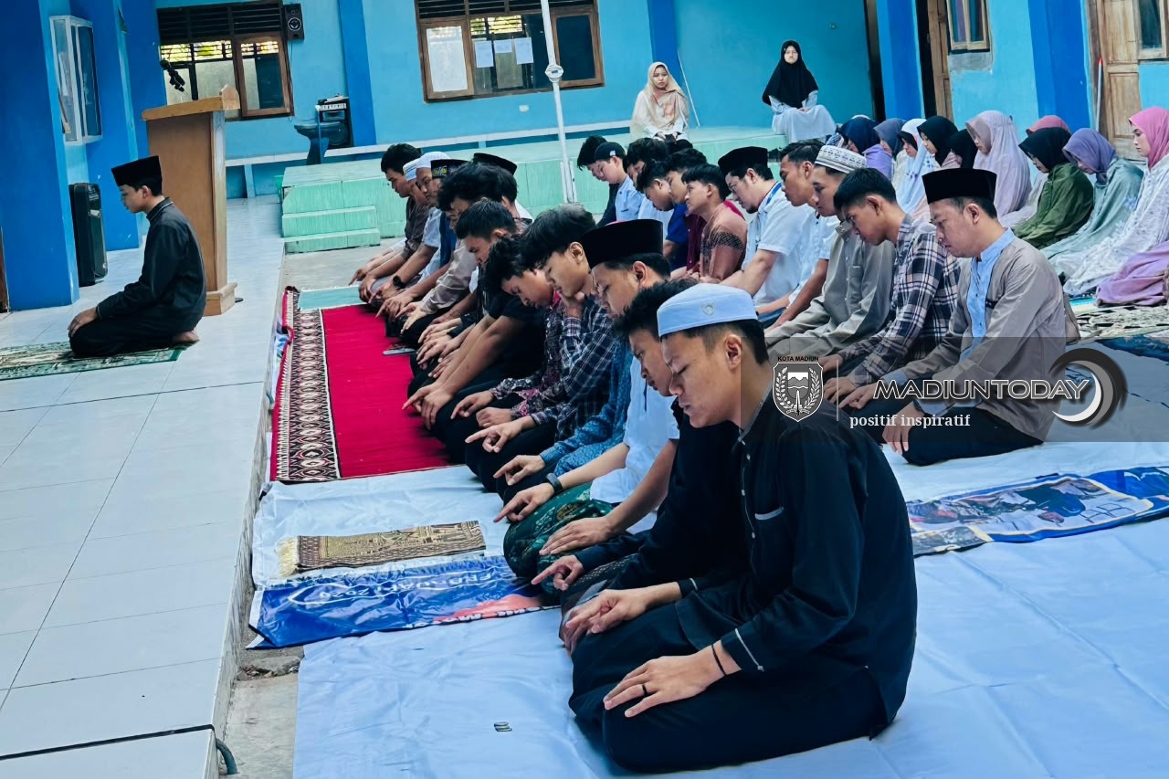 Foto 1 dari 6: Di Tengah Musim Kemarau, MBS Prof Hamka Panjatkan Doa Lewat Salat Istisqa