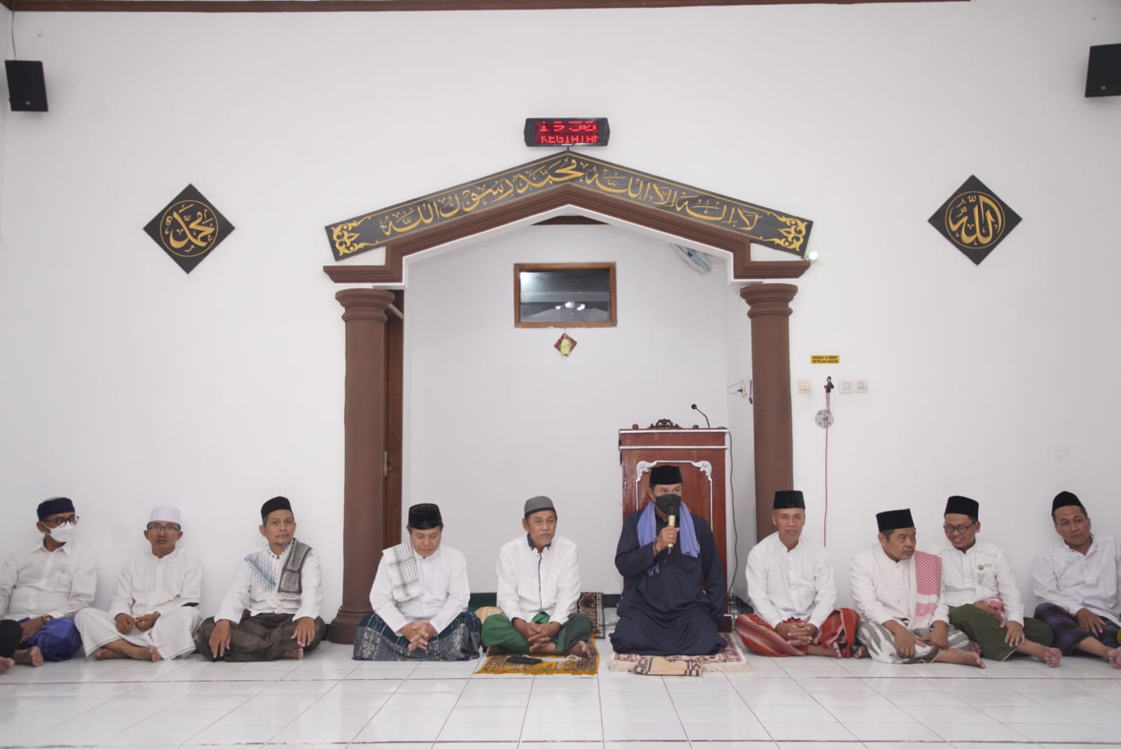 Foto 1 dari 10: Shalat Berjamaah Di Masjid Abu Bakar, Wali Kota Imbau Warga Ikut Jaga Kondusifitas Jelang Lebaran