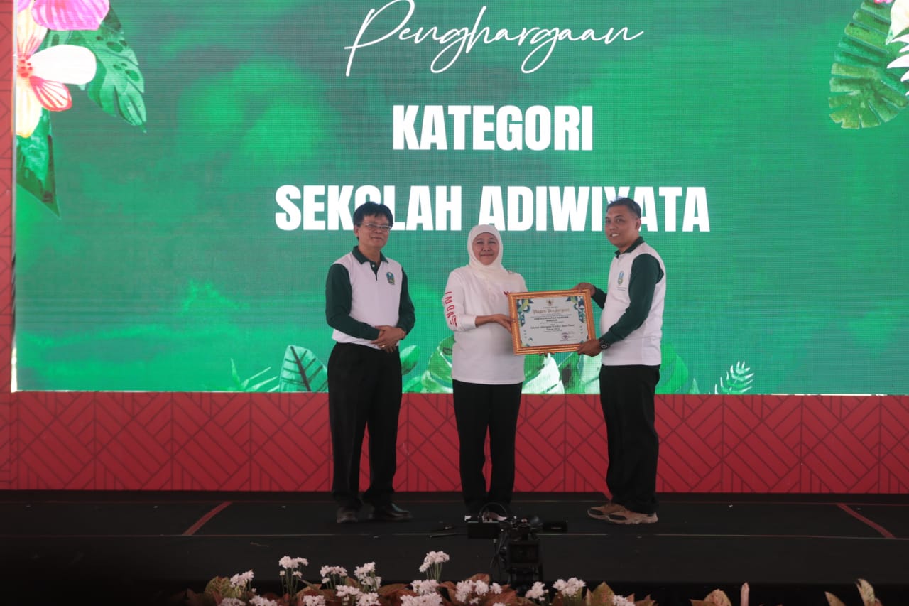 Foto utama berita: Borong Penghargaan 11 Sekolah Raih Adiwiyata tingkat Provinsi, 4 Kelurahan Raih Kelurahan Berseri Tingkat Pratama