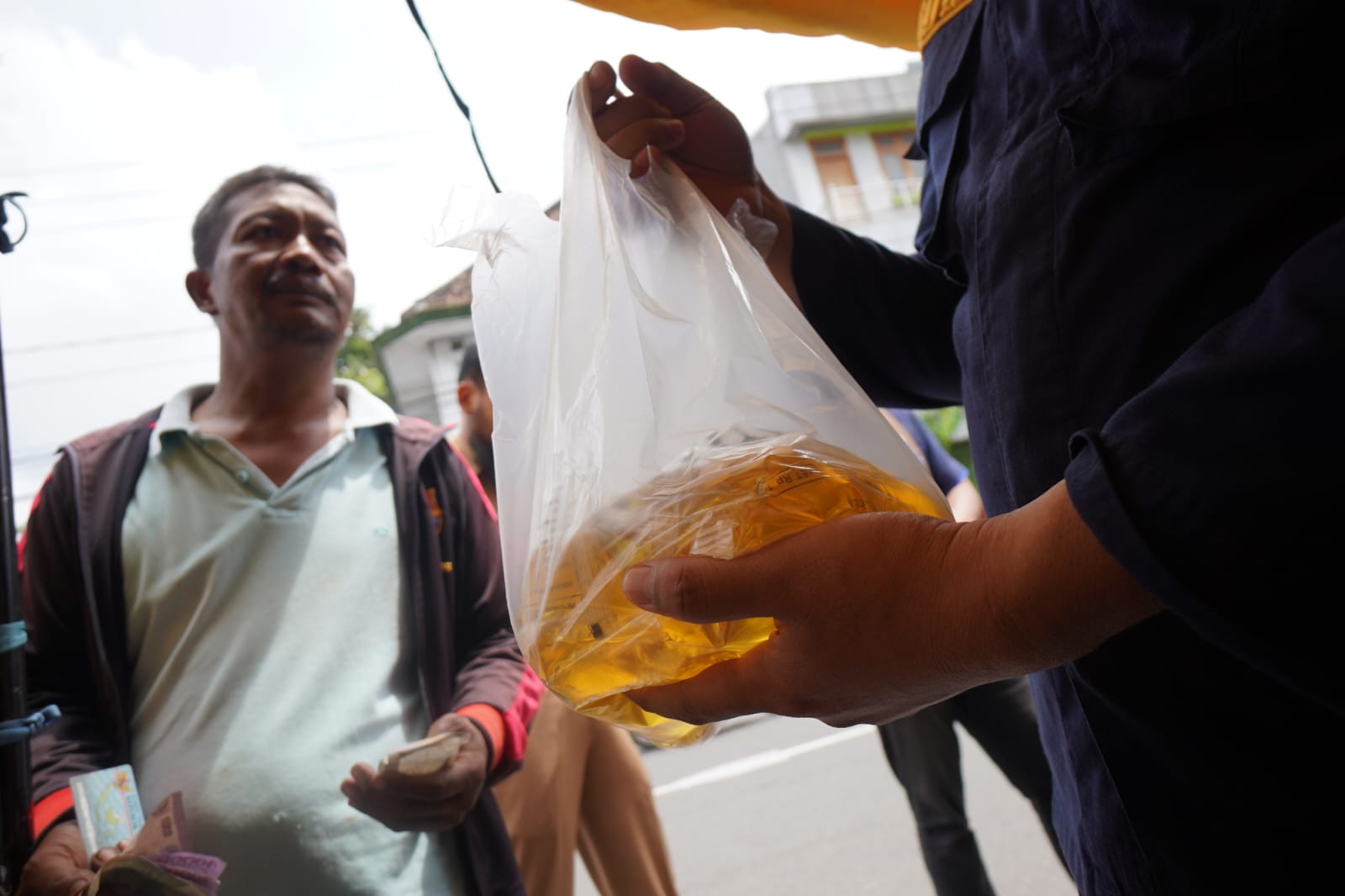 Foto 6 dari 10: Dinas Perdagangan Gandeng PPI Gelar Operasi Minyak Goreng Murah