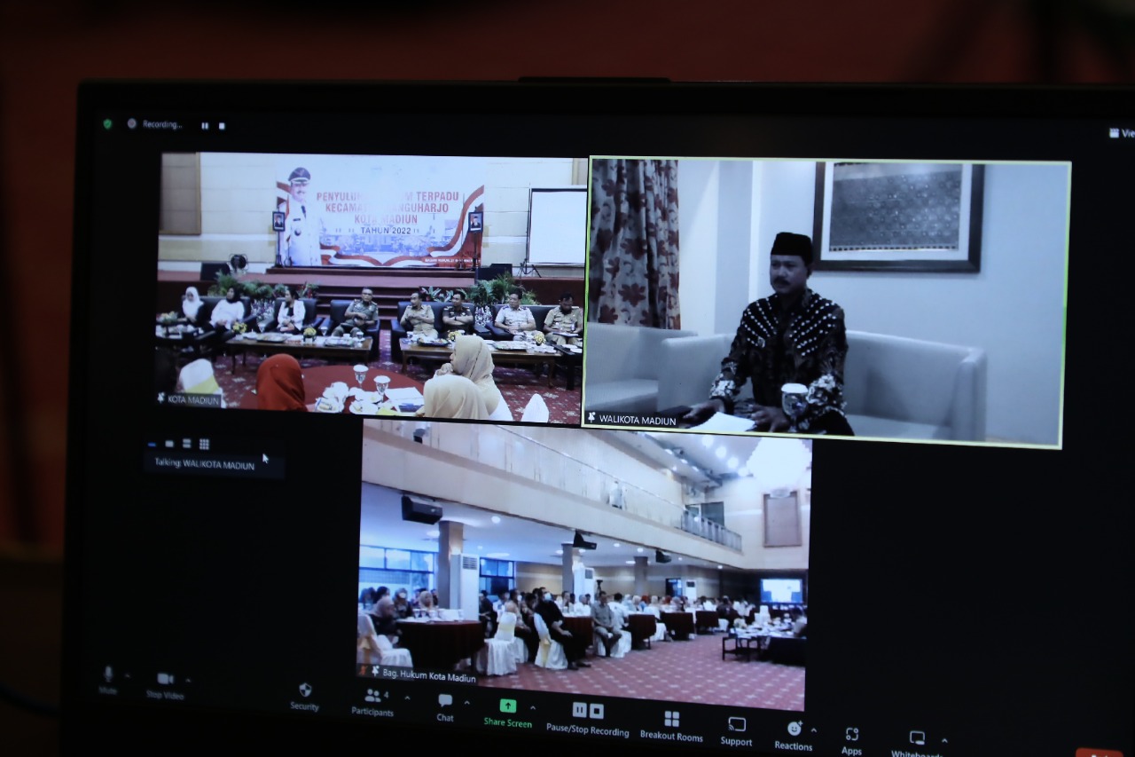 Foto 2 dari 10: Beri Penyuluhan Hukum Terpadu Kecamatan Manguharjo, Wali Kota Harap Masyarakat Sadar Hukum
