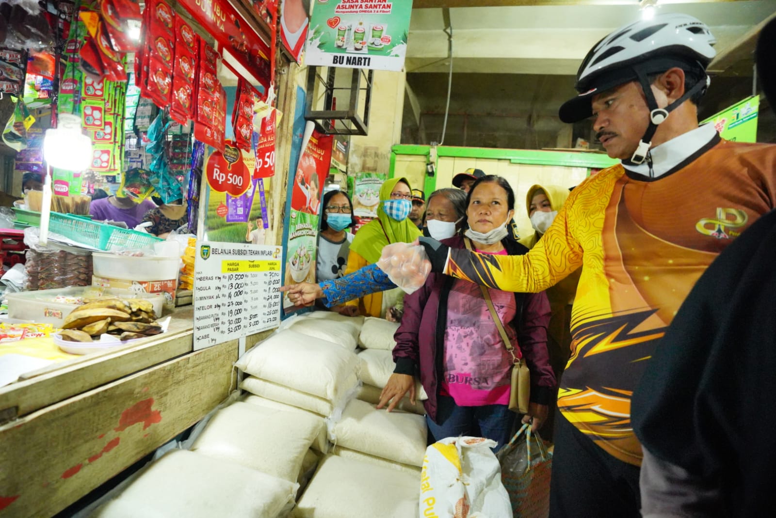 Foto 6 dari 10: Gowes Pagi, Wali Kota Cek Warung Inflasi Hingga Beri Bantuan Lansia Ngebrok