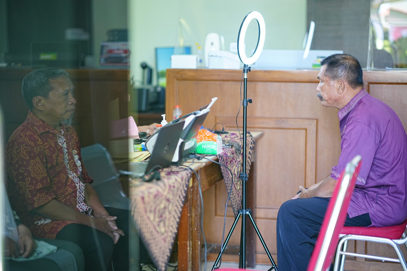 Foto 7 dari 8: Jalin Kerjasama dengan Kantor Imigrasi Kelas II Madiun, Kemenag Kota Madiun Gelar Perekaman Foto Paspor CJH