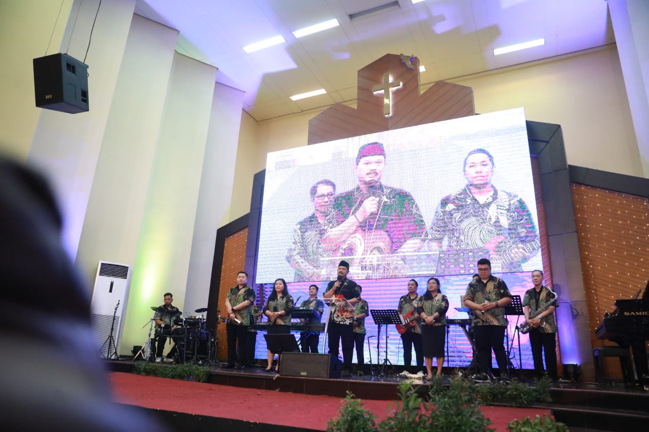 Foto 16 dari 21: Hadiri Misa Perayaan Natal, Wali Kota Dr. Maidi Harap Kebahagiaan dan Kesejahteraan Dirasakan Semua