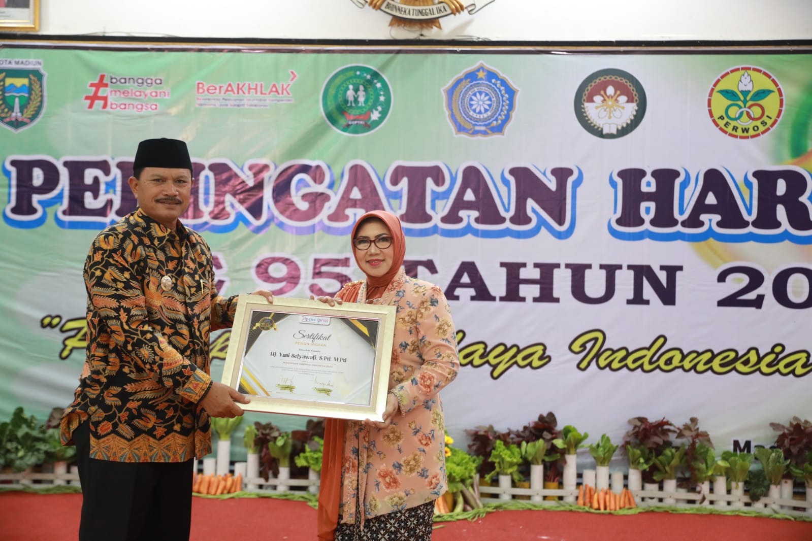 Foto 23 dari 26: Peringati Hari Ibu Ke-95, Wali Kota Gelar Upacara Bendera Hingga Perayaan Bersama Organisasi Wanita Kota Pendekar