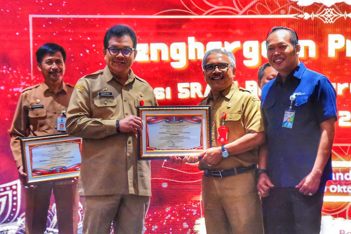 Foto utama berita: Aktif Bantu Perusahaan Tingkatkan Produktivitas 5R, DisnakerKUKM Sabet Penghargaan Dari Pemprov Jatim