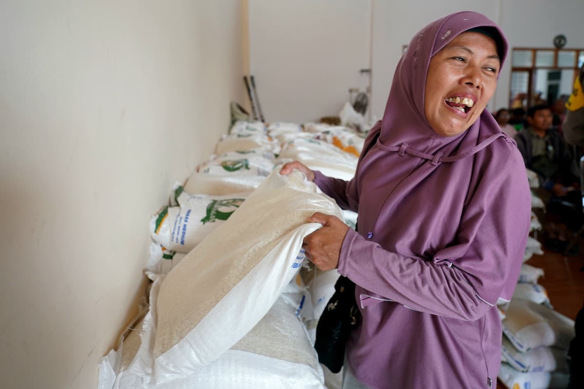 Foto 5 dari 9: Bantuan Pangan Beras Kembali Didistribusikan ke 9.841 KPM