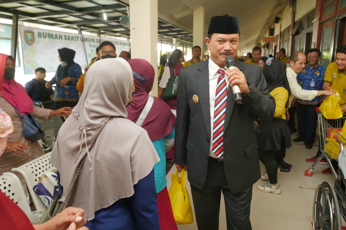 Foto 4 dari 9: Peringati HKN, Wali Kota Senam Hingga Bagikan Hadiah ke Pasien RSUD Kota Madiun