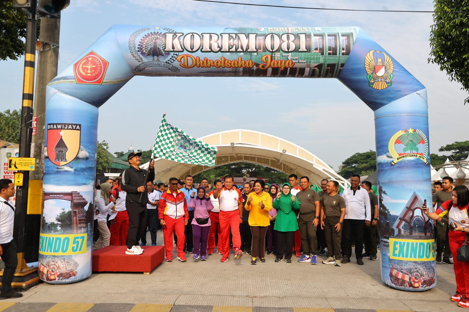 Foto 1 dari 4: Kunjungan Kerja di Kota Madiun, Panglima TNI Gelar Olahraga Bersama dan Ingatkan Prajurit Agar Netral Jelang Pemilu 2024