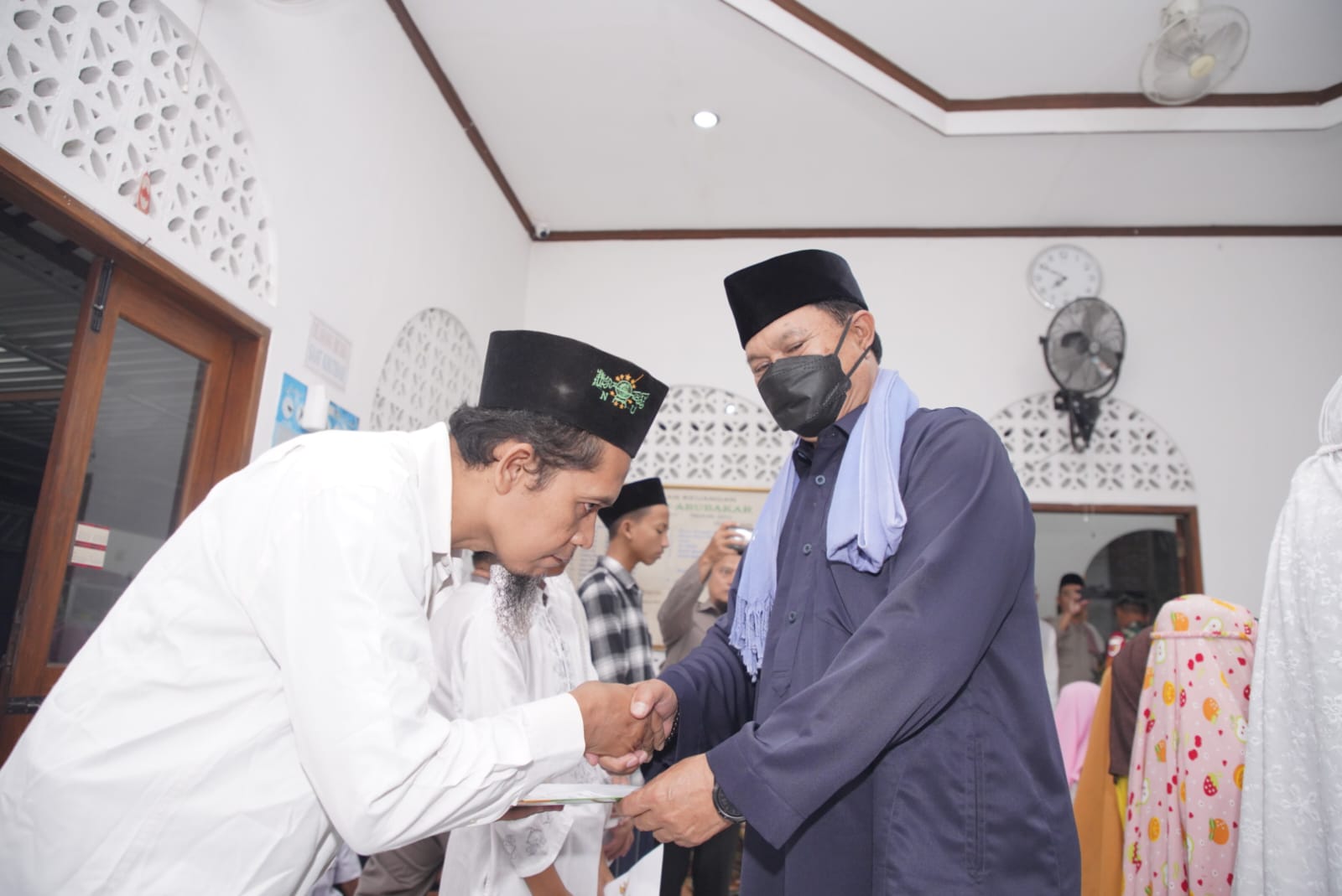 Foto 6 dari 10: Shalat Berjamaah Di Masjid Abu Bakar, Wali Kota Imbau Warga Ikut Jaga Kondusifitas Jelang Lebaran