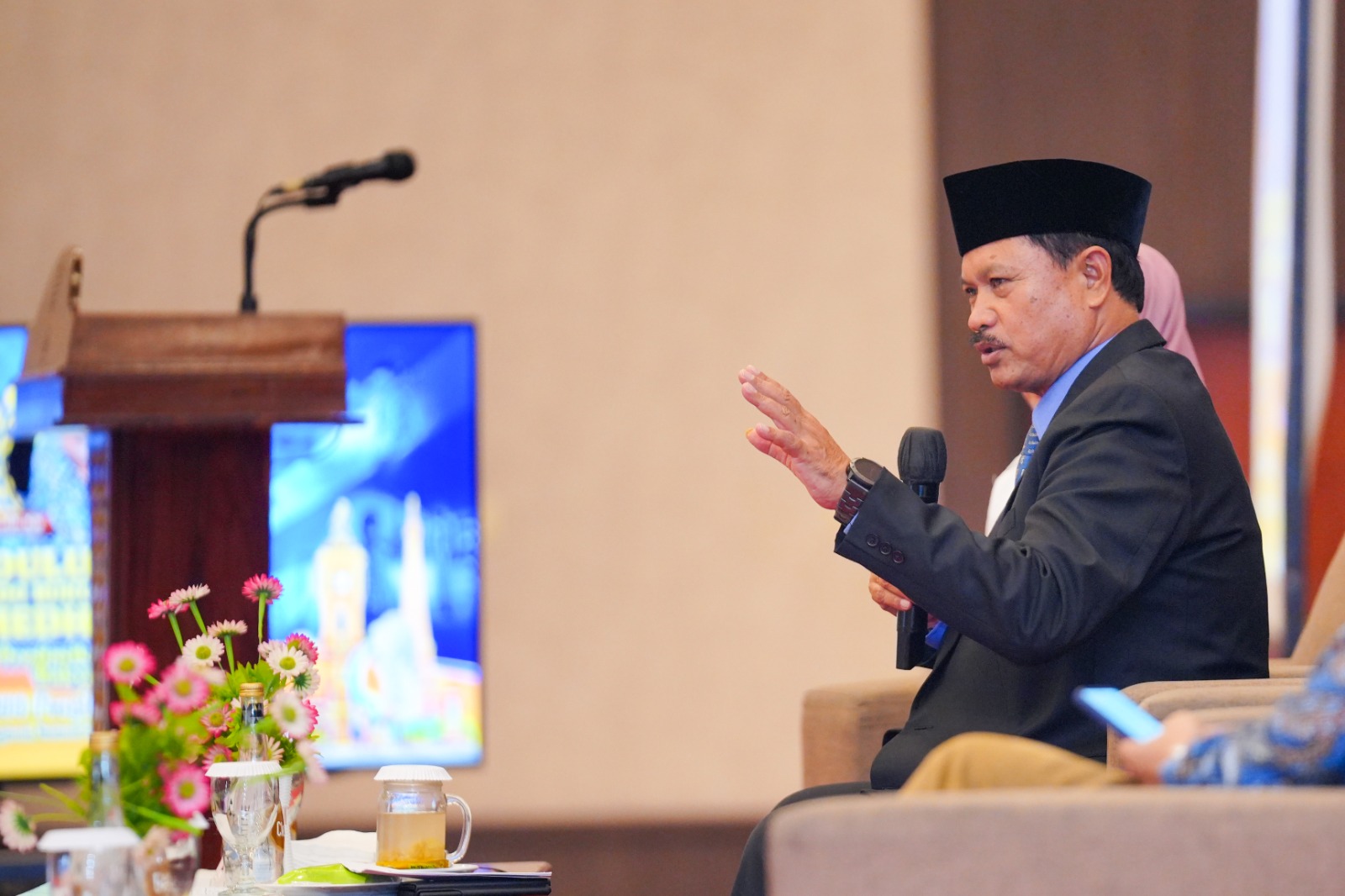 Foto 2 dari 2: Jadi Narasumber Seminar Pendidikan, Wali Kota Ajak Guru Kenalkan Potensi Daerah Untuk Tingkatkan Keterampilan Siswa