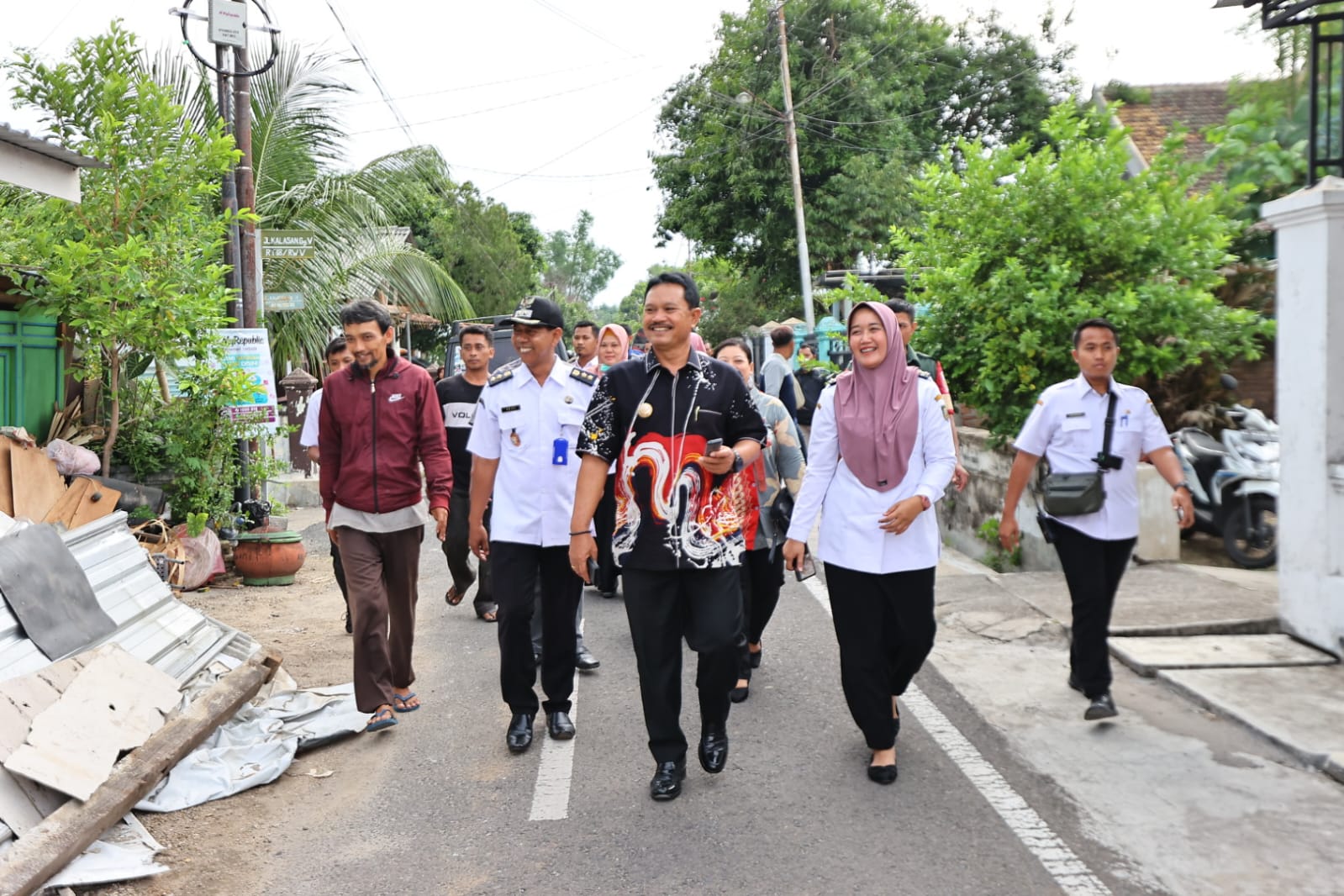 Foto 4 dari 6: Tinjau Keluarga Disabilitas di Patihan, Wali Kota Serahkan Bantuan Laptop dan Beri Santunan Lansia Ngebrok Rp 2 Juta