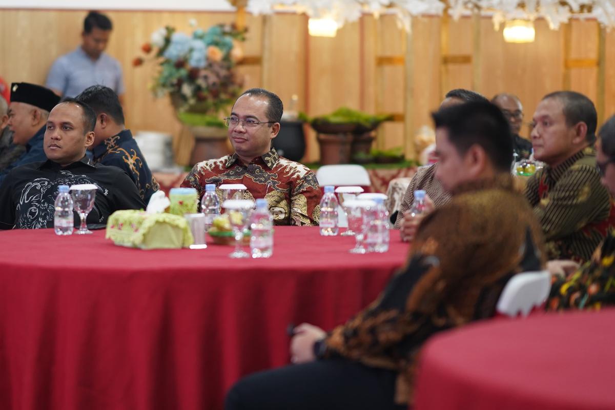 Foto 3 dari 9: Hadiri Lepas Sambut Komandan Kodim 0803 Madiun, Pj Wali Kota Sampaikan Selamat Kepada Keduanya