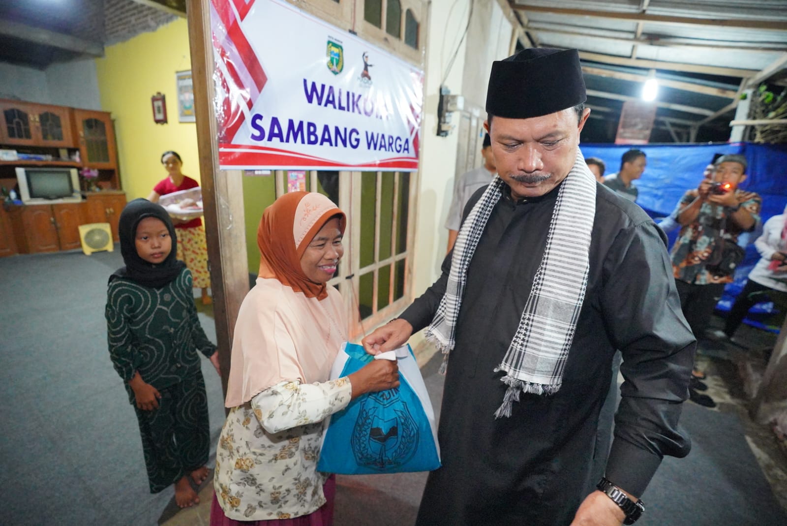 Foto 5 dari 10: Di Kelurahan Pilangbango, Wali Kota Maidi Sambang Warga Hingga Bagi Sembako