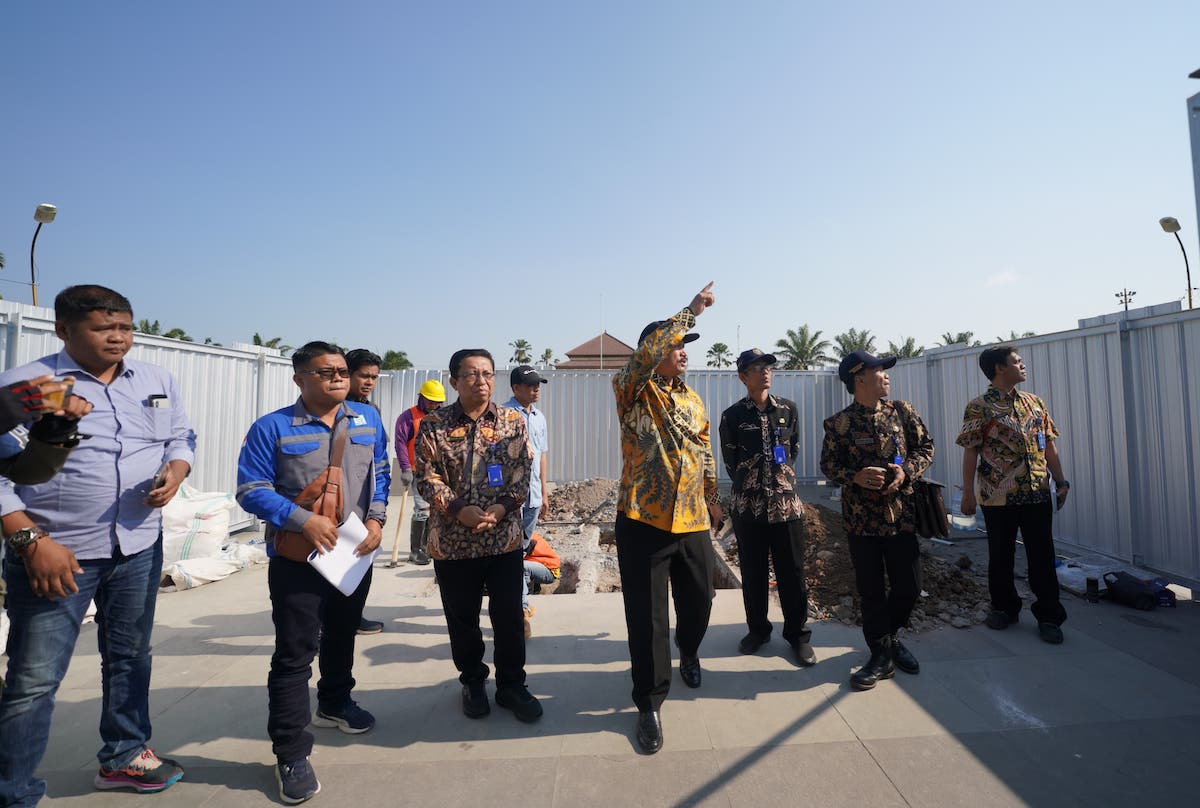 Foto 6 dari 9: Pastikan Titik Center Miniatur Monas, Wali Kota Cek Langsung Lokasi Pembangunan
