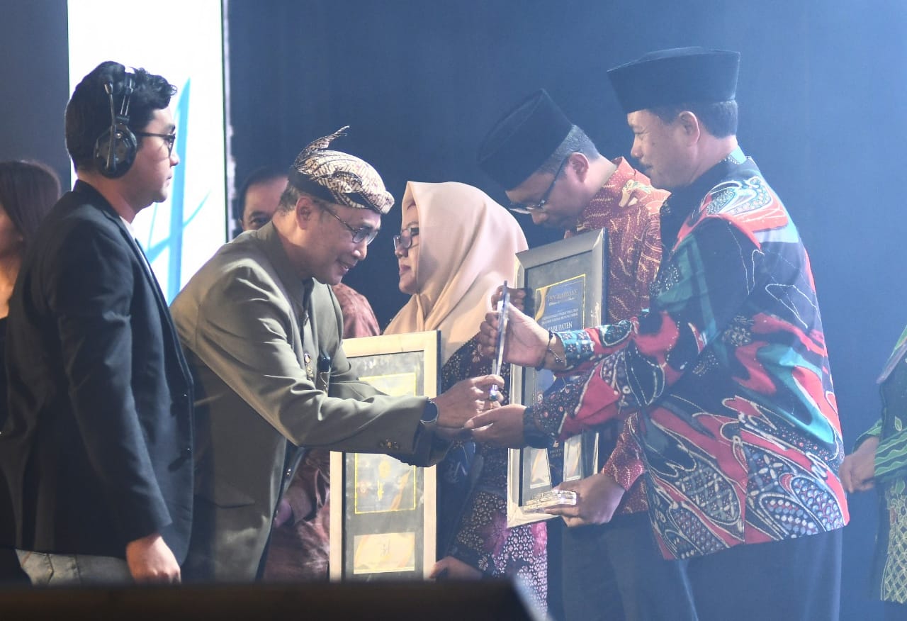 Foto 1 dari 11: Berhasil Kendalikan Inflasi, Kota Madiun Raih Penghargaan Daerah dengan Tingkat Inflasi Terendah di Jawa Timur dari Harian Surya