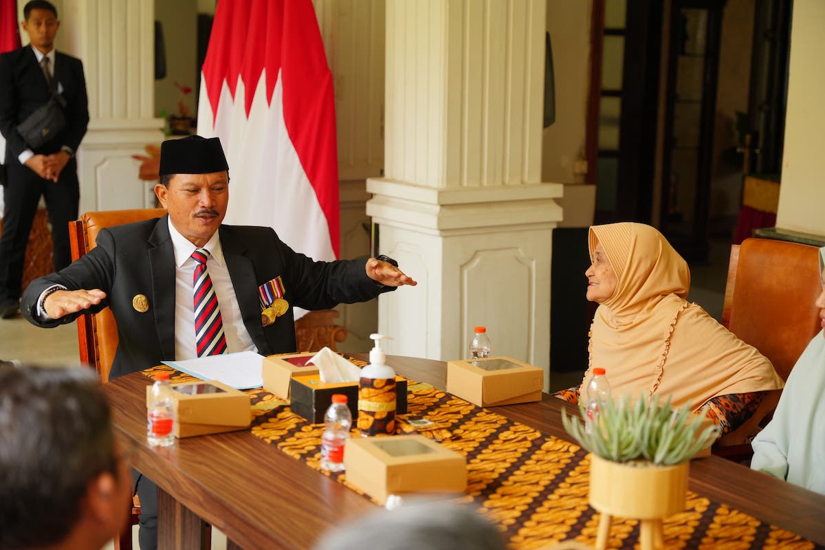 Foto 7 dari 9: Terima Wakaf Tanah Makam Keluarga Tri Rejeki, Wali Kota Sampaikan Terima Kasih dan Apresiasi